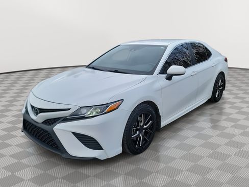 Used 2020 Toyota Camry SE image 1