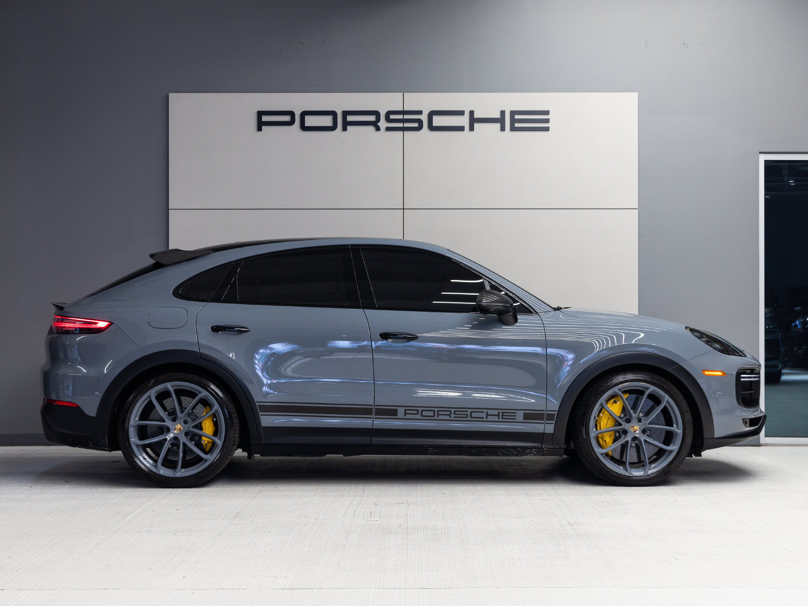 Certified 2023 Porsche Cayenne Turbo GT AWD/4WD image 8
