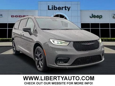 Used 2021 Chrysler Pacifica Limited w/ Uconnect Theater Family Group image 1