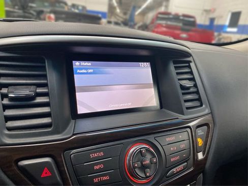 Used 2014 Nissan Pathfinder SL FWD image 28
