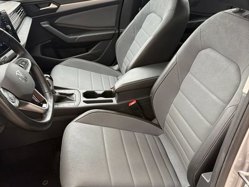 Used 2025 Volkswagen Jetta SE FWD image 6