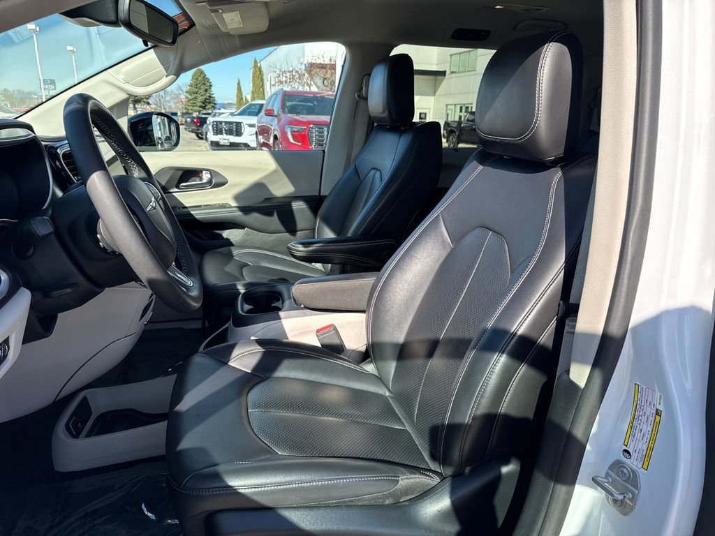 Used 2024 Chrysler Pacifica Touring-L FWD image 11