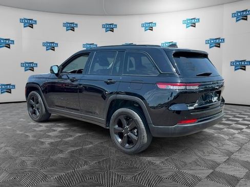 Used 2023 Jeep Grand Cherokee Limited w/ Black Appearance Package AWD/4WD image 4
