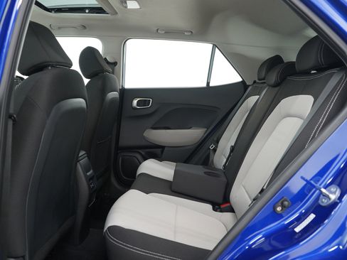 Used 2024 Hyundai Venue SEL image 17