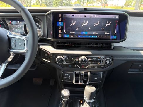 Used 2025 Jeep Wrangler Unlimited Sahara w/ Safety Group AWD/4WD image 27