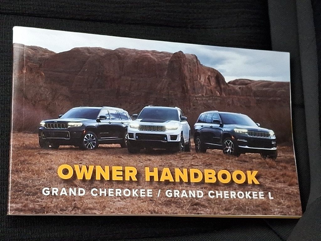 Used 2025 Jeep Grand Cherokee Laredo w/ Luxury Tech Group I AWD/4WD image 28
