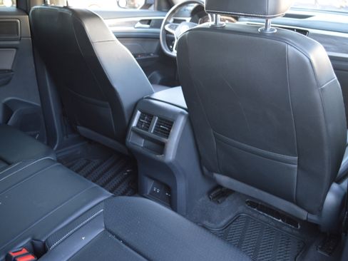 Used 2022 Volkswagen Atlas Cross Sport SE image 32