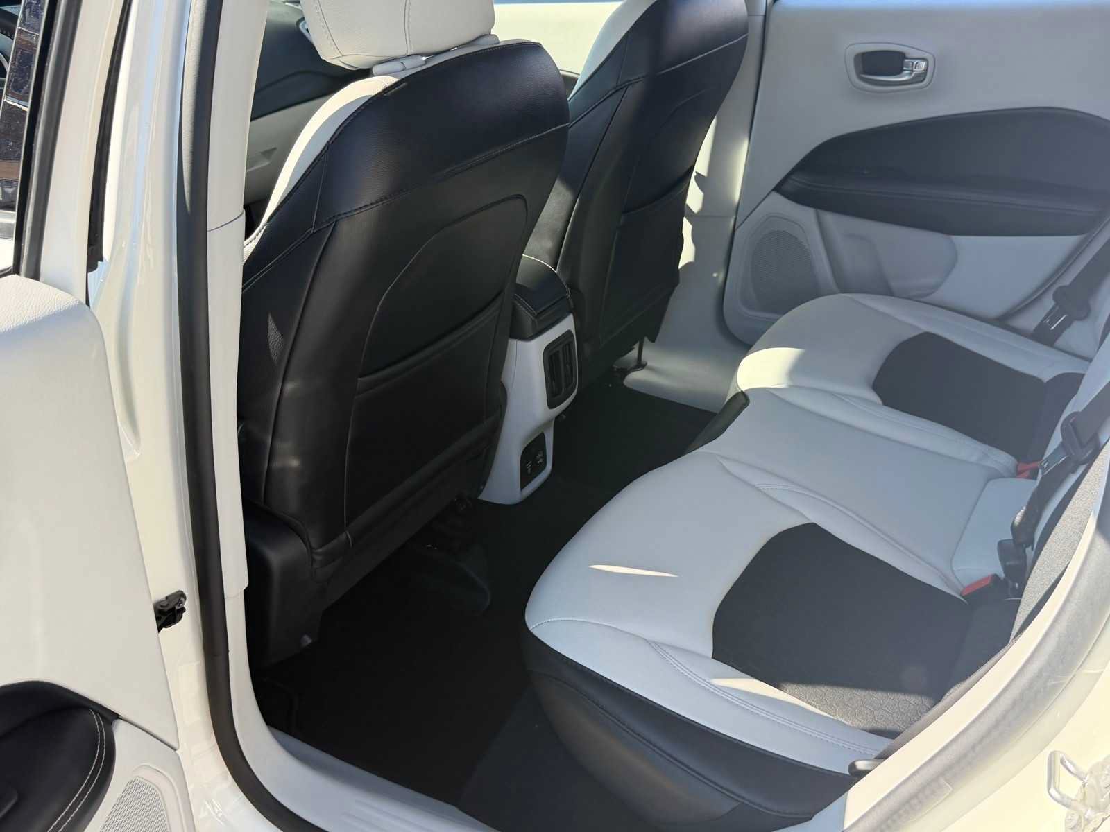 Used 2018 Jeep Compass Latitude w/ Popular Equipment Group FWD image 24
