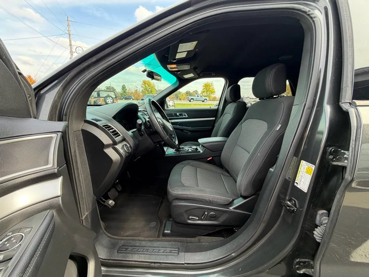 Used 2017 Ford Explorer XLT AWD/4WD image 11