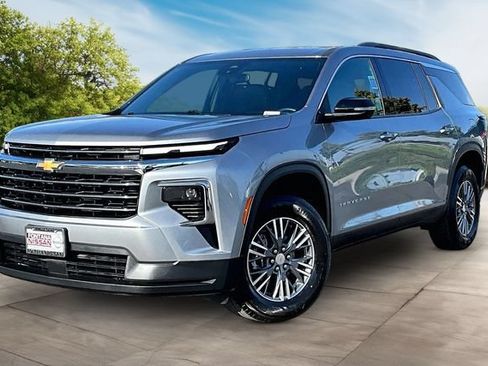 Used 2025 Chevrolet Traverse LT FWD image 3
