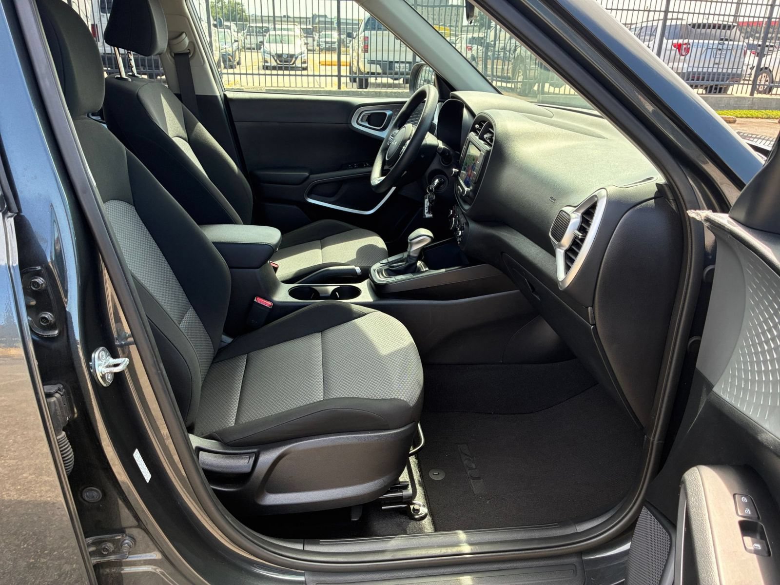 Used 2025 Kia Soul LX w/ LX Technology Package FWD image 33