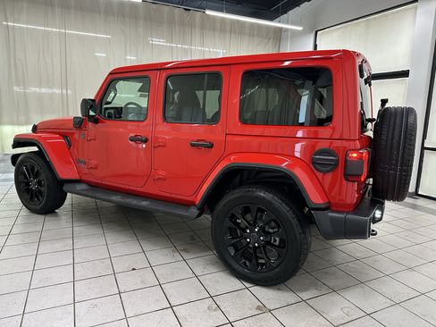 Used 2025 Jeep Wrangler Unlimited Sahara AWD/4WD image 6