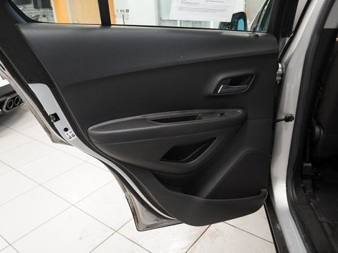 Used 2021 Chevrolet Trax LS image 23