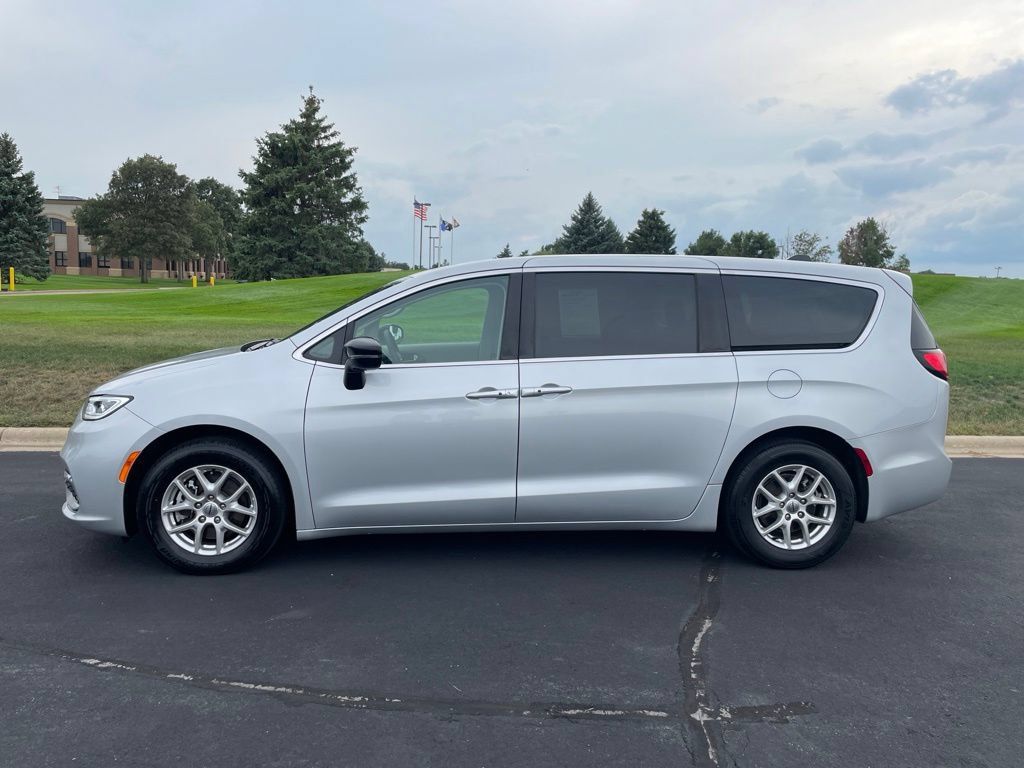 Used 2024 Chrysler Pacifica Touring-L FWD image 2