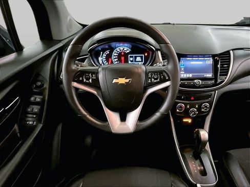Used 2021 Chevrolet Trax LT w/ LT Convenience Package AWD/4WD image 6