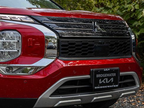 Used 2024 Mitsubishi Outlander AWD image 29