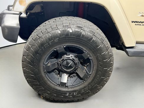 Used 2016 Jeep Wrangler Unlimited Sahara w/ Max Tow Package image 13