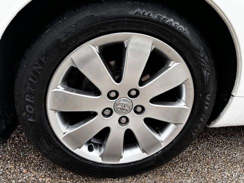 Used 2005 Toyota Avalon XLS image 23