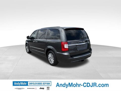Used 2016 Chrysler Town & Country Touring-L w/ Driver Convenience Group FWD image 5