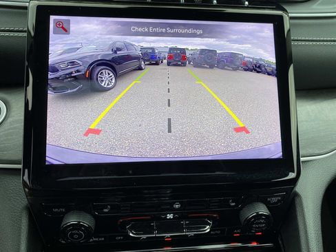 Used 2023 Jeep Grand Cherokee Limited AWD/4WD image 14