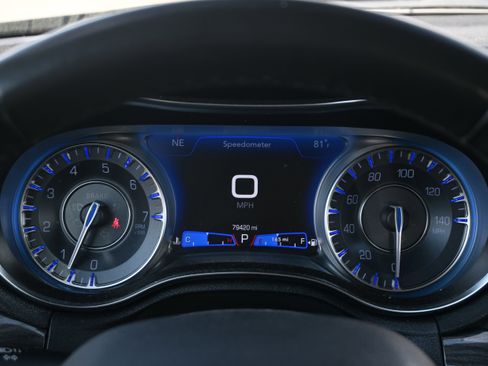 Used 2020 Chrysler 300 Touring image 12