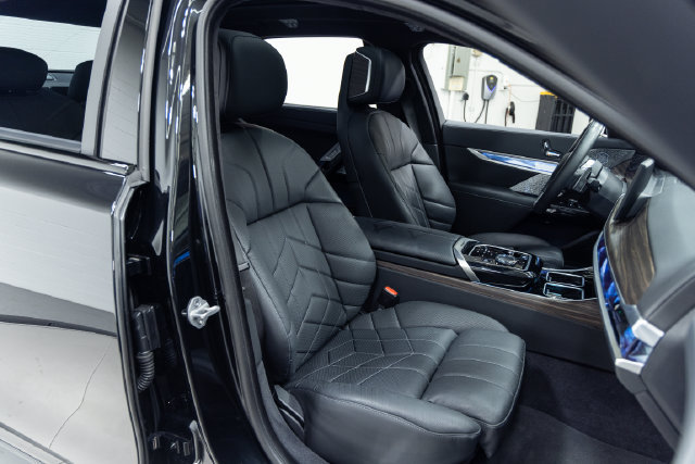 Certified 2023 BMW 760i xDrive w/ Luxury Rear Seating Package AWD/4WD image 24