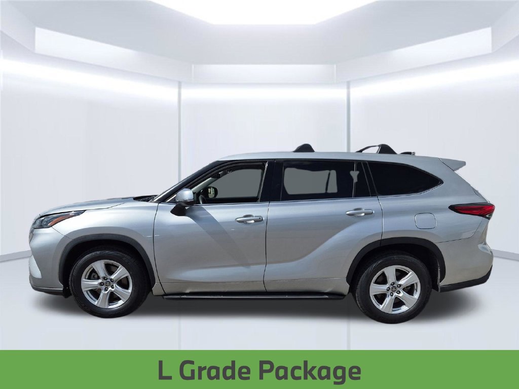 Used 2022 Toyota Highlander L FWD image 2