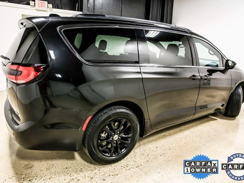Used 2022 Chrysler Pacifica Touring image 8