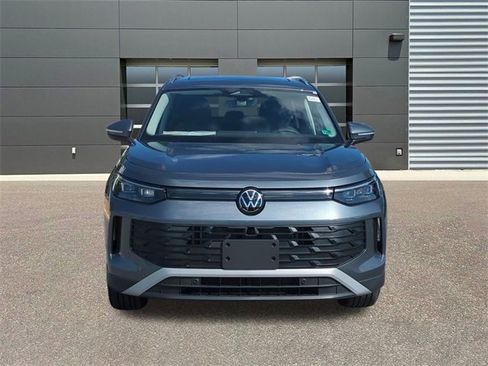 New 2025 Volkswagen Tiguan SE image 2