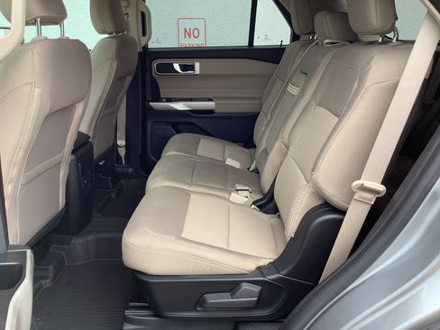Used 2022 Ford Explorer XLT AWD/4WD image 10