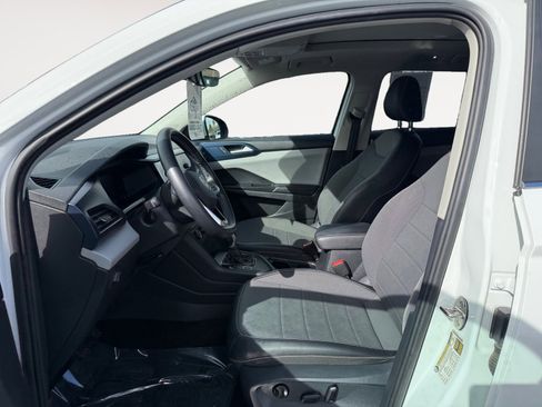 Certified 2022 Volkswagen Taos SE w/ Panoramic Sunroof Package image 10