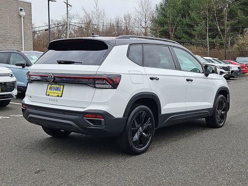 New 2026 Volkswagen Taos SE FWD image 5