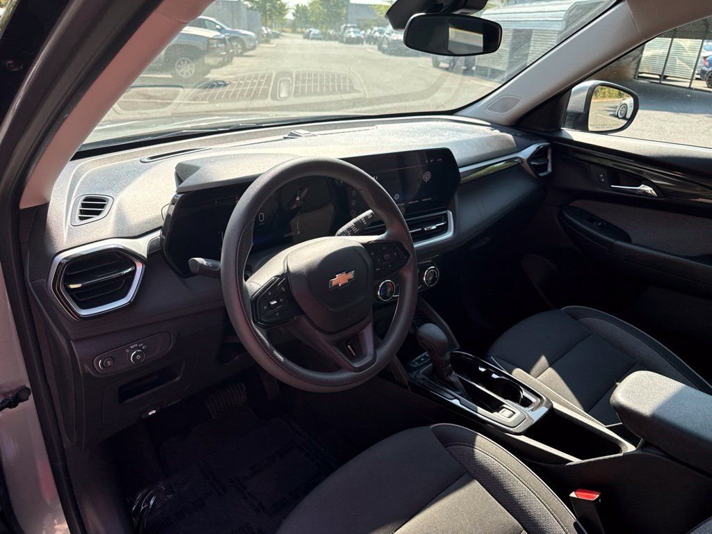 Used 2025 Chevrolet TrailBlazer LT AWD/4WD image 17