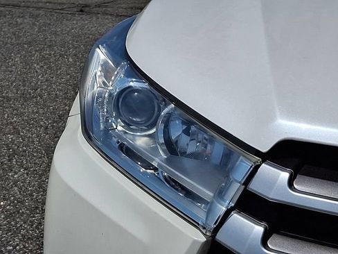 Used 2019 Toyota Highlander XLE FWD image 28