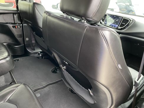 Used 2025 Chrysler Pacifica Select FWD image 8