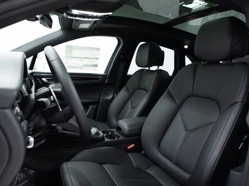 Certified 2025 Porsche Macan AWD/4WD image 5