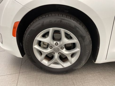 Used 2017 Chrysler Pacifica Touring-L Plus image 11