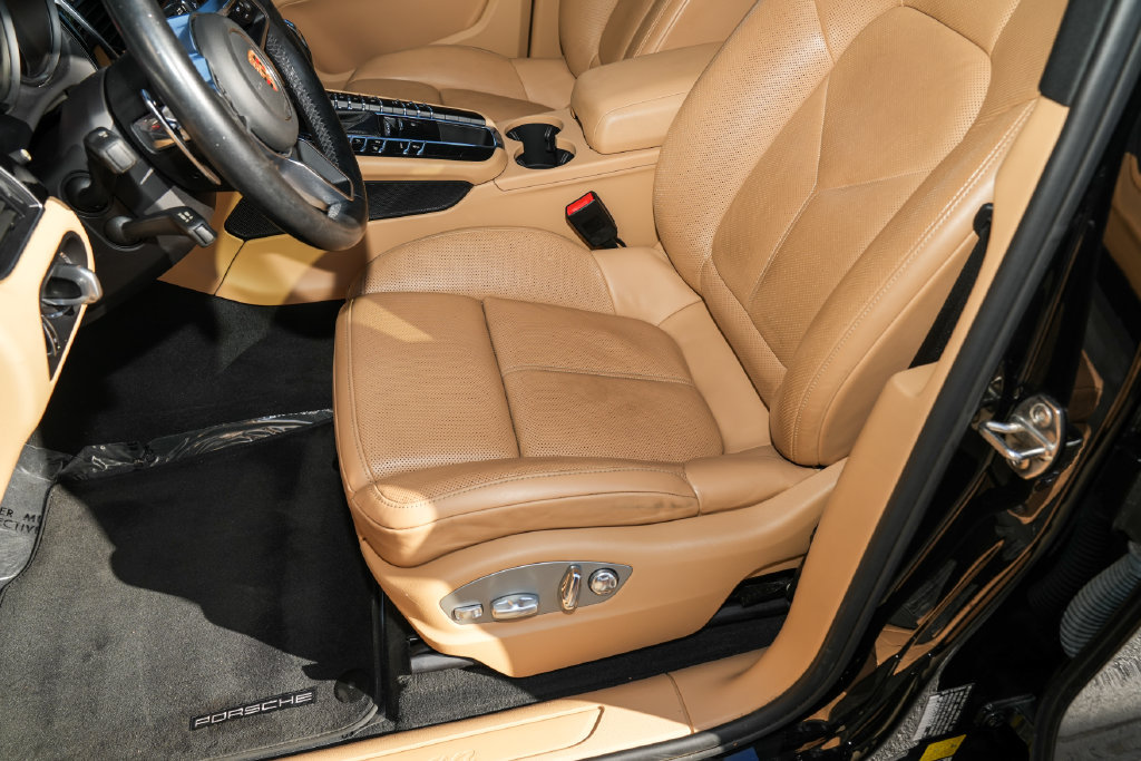 Certified 2018 Porsche Macan AWD/4WD image 21