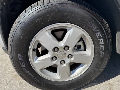 Used 2011 Jeep Grand Cherokee Laredo AWD/4WD image 24