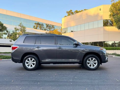Used 2013 Toyota Highlander SE FWD image 3