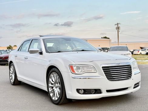 Used 2014 Chrysler 300 C RWD image 8