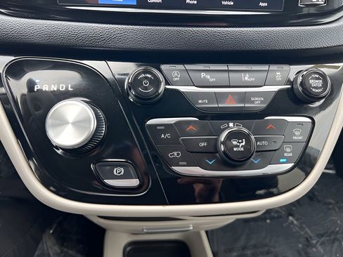 Used 2024 Chrysler Pacifica Touring-L image 41