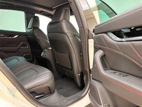 Used 2024 Maserati Levante GT Ultima image 27