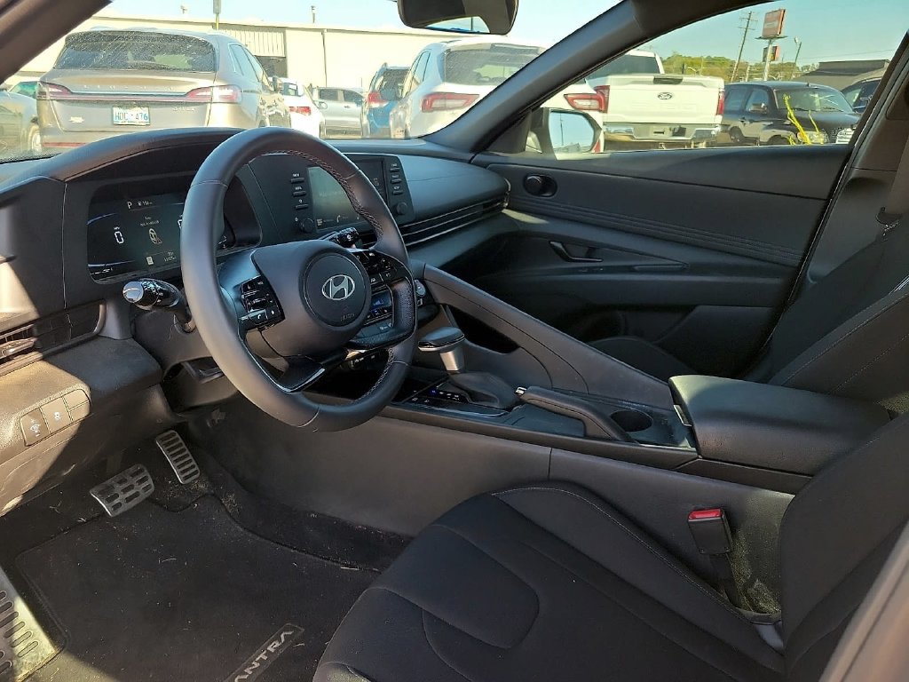 Used 2025 Hyundai Elantra Sport FWD image 13