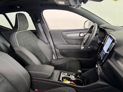 Certified 2025 Volvo XC40 B5 Plus AWD/4WD image 2