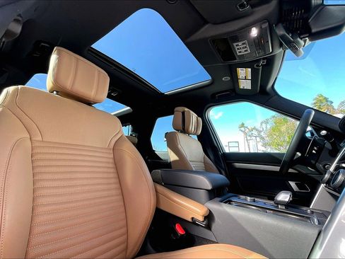 Used 2025 Land Rover Discovery Dynamic SE image 21