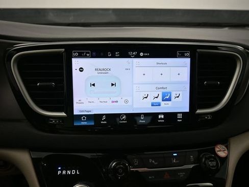 Used 2024 Chrysler Pacifica Touring-L FWD image 20