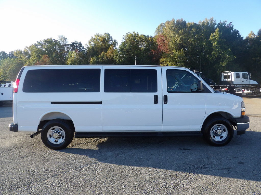 Used 2025 Chevrolet Express 3500 LT w/ LT Preferred Equipment Group RWD image 9
