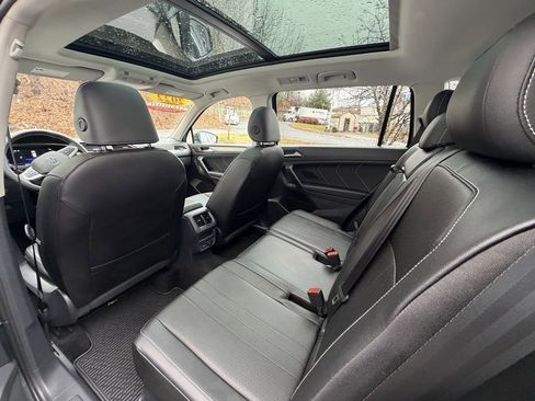 Used 2022 Volkswagen Tiguan SE image 11