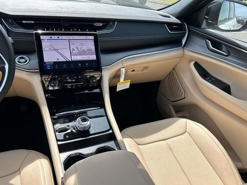 New 2025 Jeep Grand Cherokee Limited w/ Luxury Tech Group II image 4